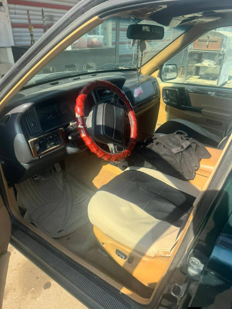 سلام عليكم جيب شيروكي للبيع موديل 97 مكينه كيرشرط تبريد شغال45///او بيه مجال*************
