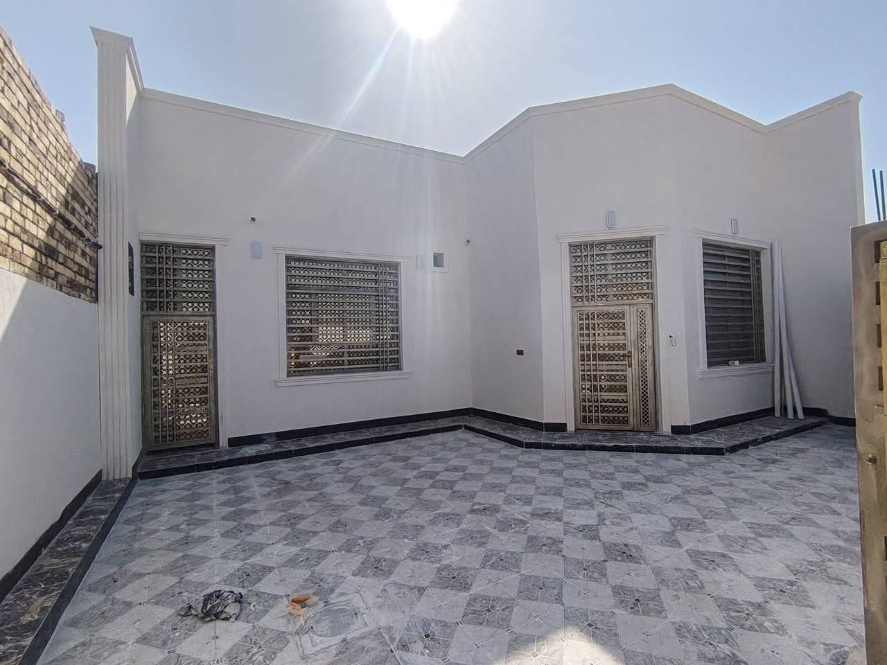 بيت للبيع 220 متر الواجهه 10 × 22 يحتوي البيت على ثلاث حمامات + 2غرف6 في4 براني 8في 4 مطبخ 5في 4 مجمع عزيز شريف خلف الزيتون ماء كهرباء تبليط مجاري ارصفه اناره ليليه خدمات فول ***********
