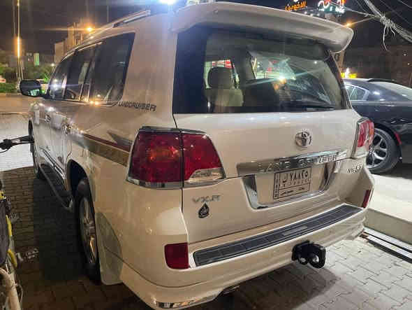 بسم  الله الرحمن الرحيم لاندكروز للبيع موديل 2012 محرك 8 سلندر GXR وليس VXR جلد كشن كهرباء فتحة شاشة تدعم ابل كار بلي وجي بي اس  كامرة تحكم مثبت سرعة تبريد ثلا ث قطع ثلاجة بصمة تحكم استيرن فور ويل مري شفط وخزن حساسات زراك لايت وليت متحرك تخم تاير وباتري جديد وحدادية ودسكات وفلنجات دخلته للشركة  فيت بم وعبوة صيانة كاملة وبلكات ونوزلا كلة جديد شركة شرط ترايك وين مايعجبك اذا مو اخت الزيروا مو قبول السيارة مكفولة لكن صار فيها صبغ طك عندي تاير وصار بالهلال مال الباب الخلفي مع الداير غير هذا ماكو ومأشر بالصور .***********
