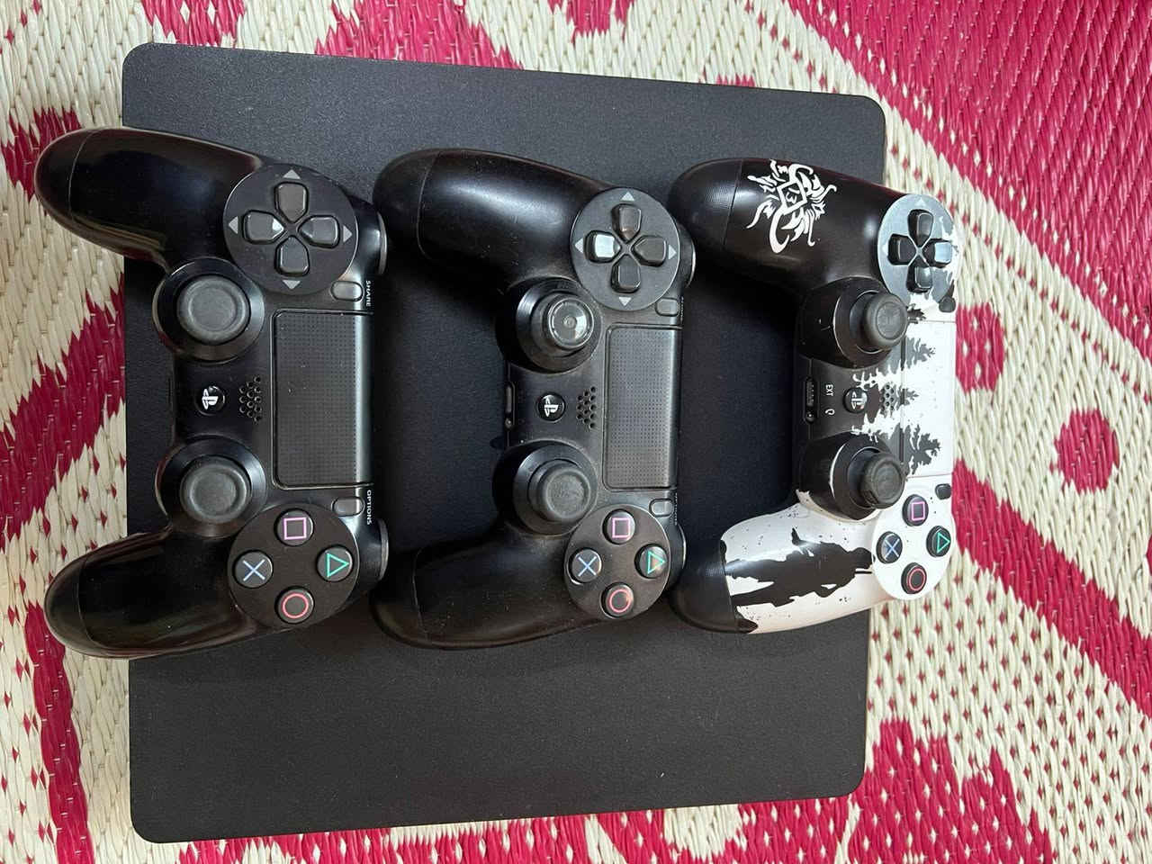 بلي4 سلم نظام 13 جهاز نضيف جدا جدا ما مستعمل هواي وما مفتوح ويا 3 جوستكات + ويا 3 اقراص واحد داخل البلي :السعر 275 وبي مجال للشراي 
الرقم :***********
