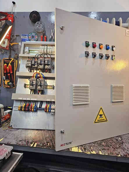 الحمد لله دائماَ وأبداَ ...

أكمال لوحة سيطرة ٥ خطوط ...

القدرة للسيطرة الكهربائية  
***********
