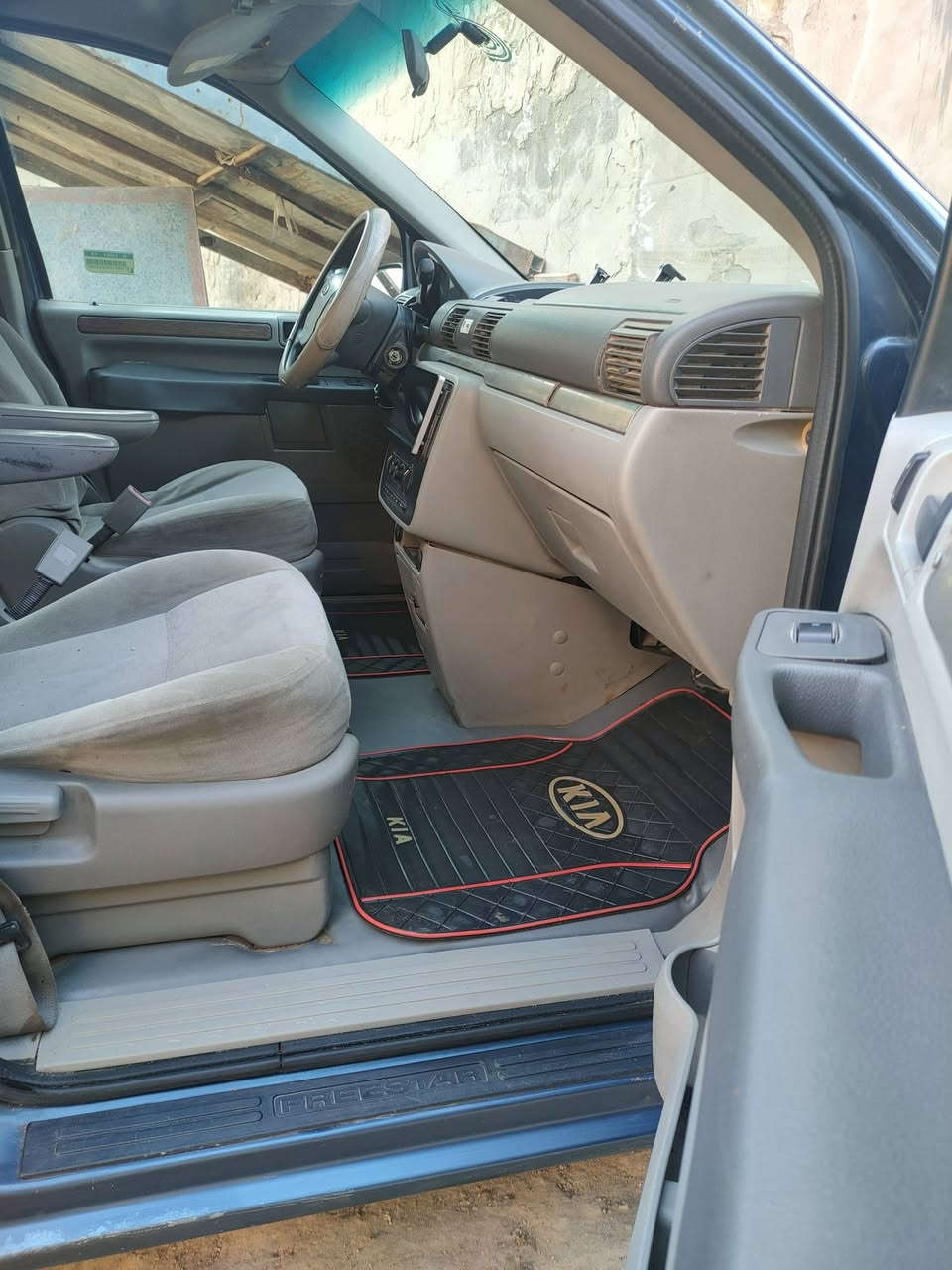 السلام عليكم لبيع أو مراوس حسب القناعه سياره فورد فري ستار كير مكينه جديده صدر نص  تايرات نضيفه سياره بلاديه لا ضربه ولا صبغ ***********او***********واتساب فقط
