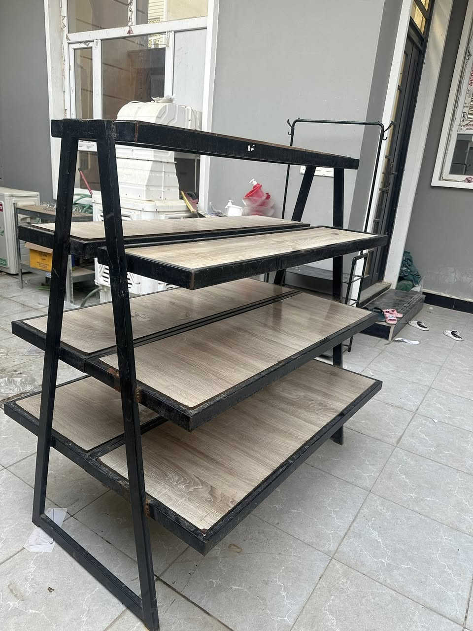 رف حديد ثقيل درجة اولى 4 طابق وخشب صاج للبيع ب70 الف مكانه دور الزراعة ***********
