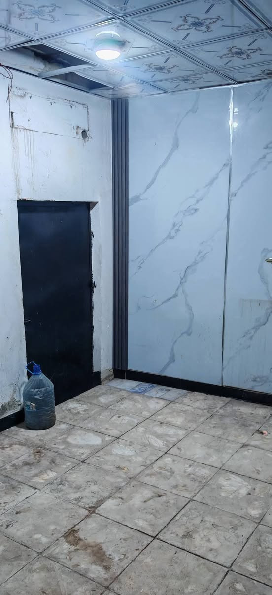 السلآم عليكم يعلن مكتب عقارات النور الذهبي عن توفر لدينا بيت للبيع او يجار وقف سني ابي الخصيب ابو الجوزي مساحه ٢٢٠متر بناء عكاده يحتوي على غرفتين نوم وصاله ومطبخ وديوان وكراج وحديقه ومجاري على نهر بناء مو جديد يبعد كيلو متر عن شارع السايدين سعر البيع ٦٠مليون ويجاره شهر ٤٠٠ الف التواصل على الأرقام التاليه *********** *********** عنوان المكتب ابو الجوزي مجاور معمل الجابري للسخانات نستقبل كافات العروض العقاريه
