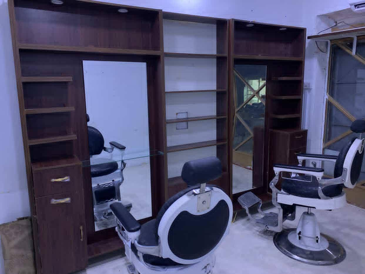 السلام عليكم محل رقم للبيع 
الموقع 📍 داخل سقيفة الحلاقين
يحتوي محل على كراسي حلاقة ملكية 
 اخشاب باترينات حلاقة
تبريد 2 طن و بنكة و انارة كاملة و تأسيس كابينة جديد
مدفوع سنتين مقدما لبلدية
مدفوع كل اجور كهرباء (مصفر) و مدفوع فلوس و معاملة ميتر الكتروني
 سقف ثانوي جديد ارضية مرمر جديدة 
لل استفسار *********** بغداد, العراق
