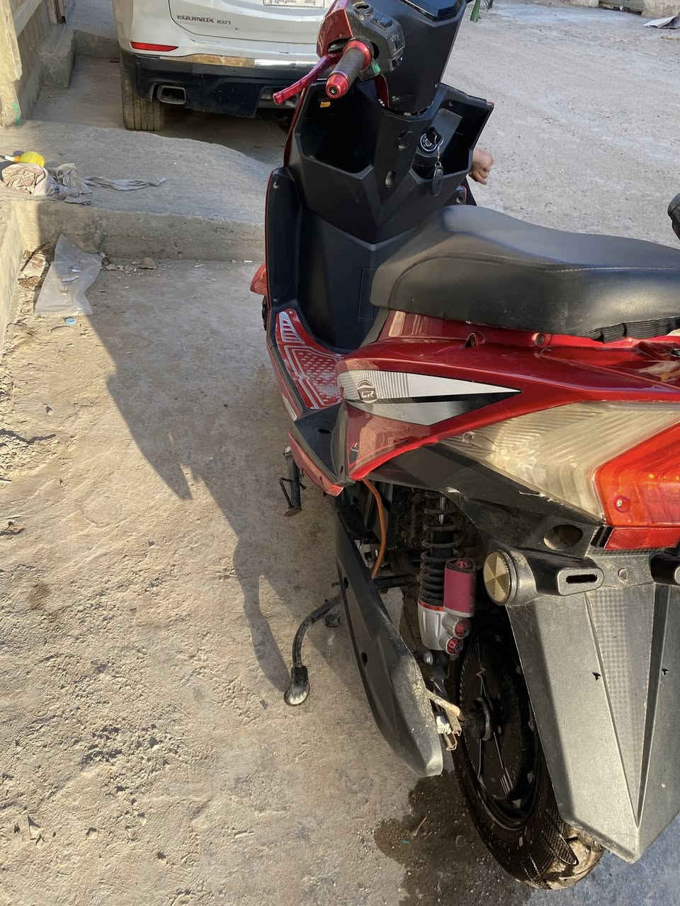 سلام عليكم دراجة شحن للبيع نوع سكنس ٦ بطاريات دبل ٤ جدد بس  نقص وحده عطلت بطاريه وحده فقط دراجه ٣ نمر كهربائيات كامله اشاير سرعتها ٤٥ دراجه متروكه صار شهر العنوان بغداد المشتل رقم *********** متواجد واتساب رجاء المو شراي لا يدخل سعر ٣٥٠ بيها مجال بسيط حك جيه

