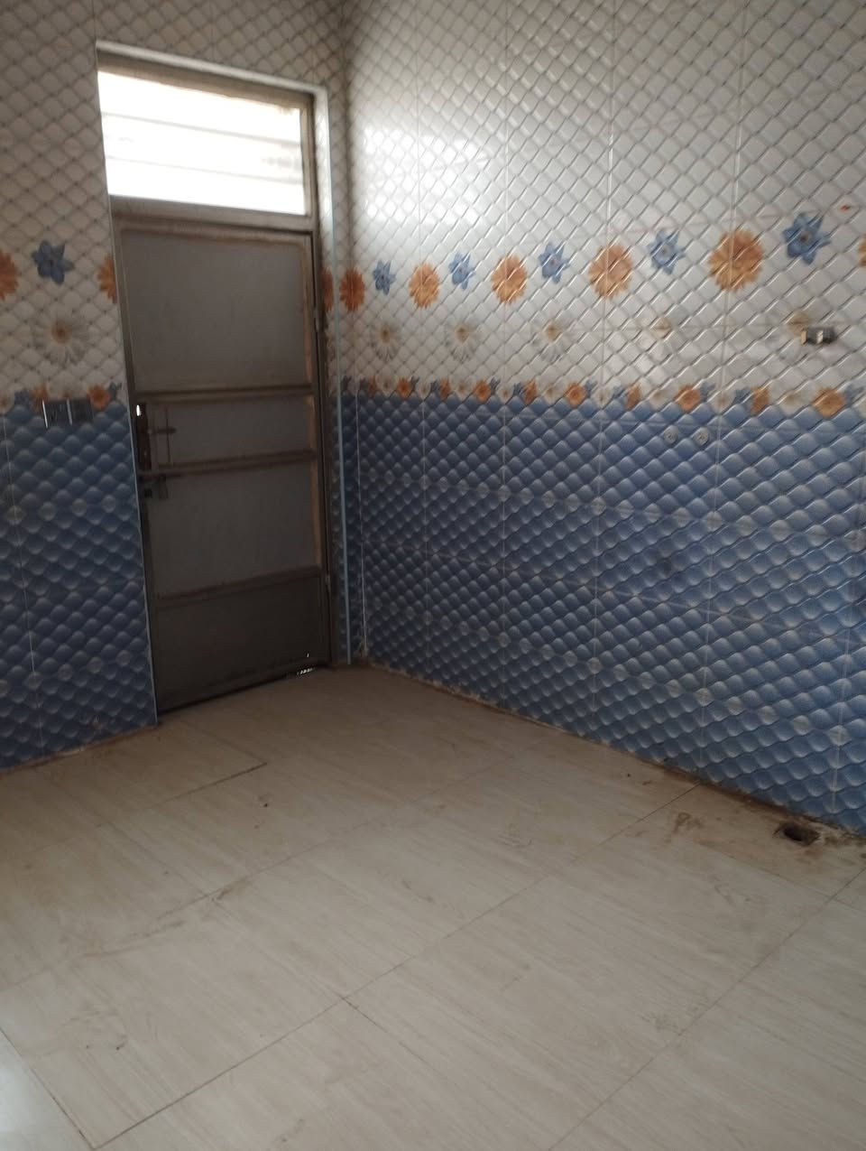 السلام عليكم بعد اذن الادمن دار زراعي للبيع فيه معاملة تطويب في البلدية مستلم وصل من قبل البلدية تفاصيل الدار غرفتين نوم وصاله ومطبخ واستقبال ومجمع صحيات خارجية مع حديقه اماميه وخلفية البناء حديث عام ٢٠٢٣ علما المنطقة كاملة الخدمات ماء كهرباء مولده تبليط مجاري العنوان الأمين الاولى خلف محطة وقود الشموس شارع سيراميك العيساوي الفرع ٧٤للاستفسارعن الدار الاتصال على الرقم التالي (***********)
