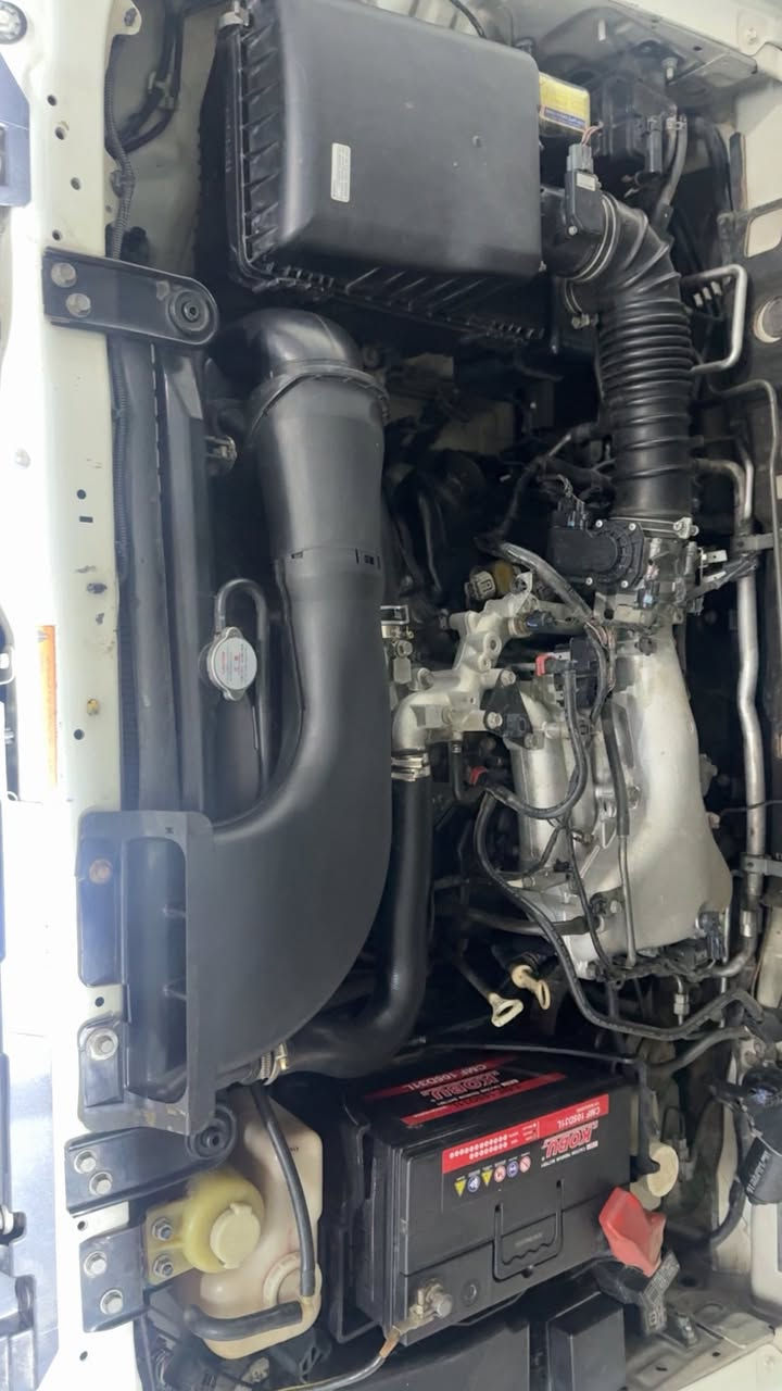 سلام عليكم باجيرو موديل 2011سيارة جديدة فول مواصفات حبتور لون صدفي مكفولة لاظربة ولا صبغ سنوية بسمي محدثة بيدي مال موديل 2020 وشاشة محدثة السيارة بدون ظربة ولا صبغ التحديث لجمالية فقط مكينة وكير مكفولاة صدر جديد خافي امامي التبريد ثلج وماكو حماوة  كاملة مكملة متصرف عليهة ربع وكلشي شغال بيهة وعلابلاد ماشية 147/ وقابلة لزيادة ميحتاج اكتب المواصفات الحبتور معروف فول فول الشراي يتصل ويدلل مكاني بغداد الراشدية التصال ع *********** السعر160 مجال قليل حجم المحرك 3500
