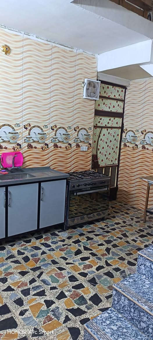 السلام عليكم بيت للبيع زراعي مقابل ابو طياره مدخل نسائم النخيل شارع الجامع مالك الملك قرب السده مساحة 83 متره 5*16ونص من أصل القطعه 250متره بسند والسند بسمي اني صاحب القطعه البيت طابق ونص الطابق الثاني غرفة النوم وخدمات وبيتونه السعر 105 وبي مجال ***********
