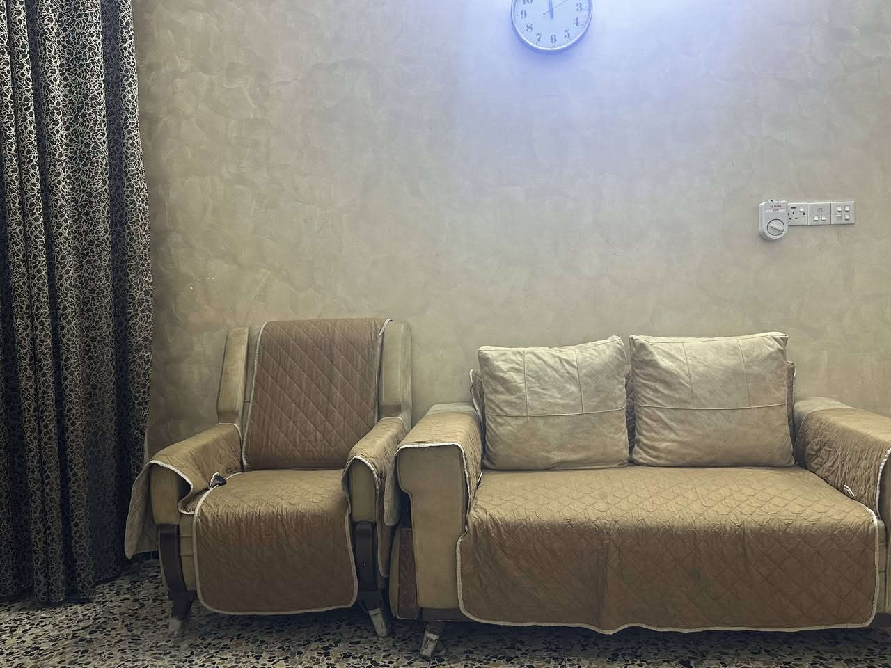 تخم قنفات عشر مقاعد سعر 400 الف +غرفة صاج عراقي سعر 500الف
العنوان/بغداد-الدورة-حي آسيا-قرب متوسطة نابلس 
رقم الهاتف للتواصل/***********
