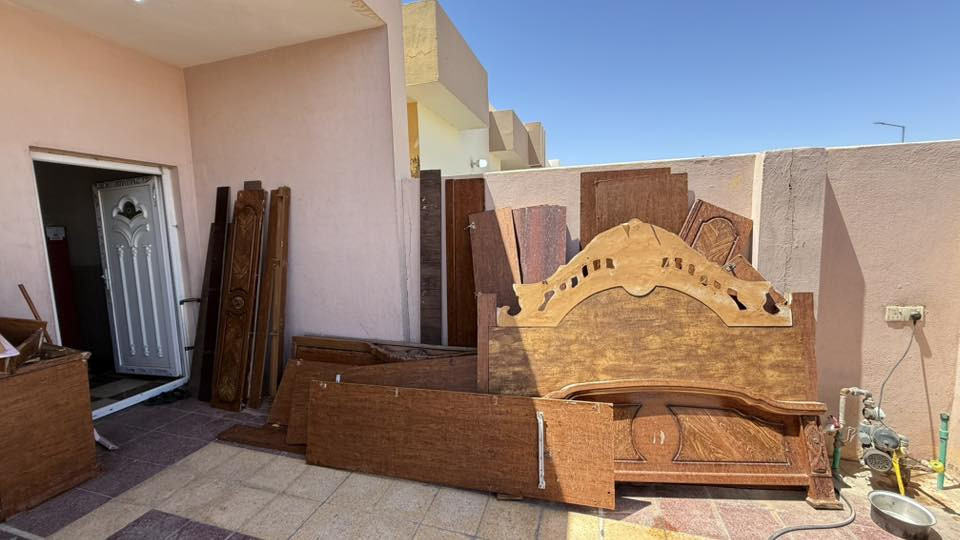 غرفه أخشاب ماليزي مع بوفيه للبيع السعر١٠٠الف وبيه مجال للاستفسار الاتصال على ***********
