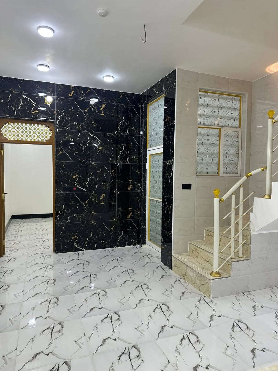 يالله بيت للبيع طابو صرف نجف حي ميسان (***********)

قطاع. 23. على. ساحة. صب كونكريت بناء درجه أولى 

ملاحضه.  حديق 100. متر تابعه للبيت

قرب السوكالمصتوصف شارع الكيات مكان كلش قريب

غرفة.      صالة.    مطبخ.    أستقبال 

صحيات. داخلية.   وخارجية. السعر.  120. مليون وبي مجال
""""""""""""""""""""""""""""""""""""""""""""""""""""
              مكتب     ابو. حوراء.   الحسناوي

       بيع.     شراء.     رهان.   ايجار

عنوان المكتب.  نجف. حي. ميسان. مقابل السوك الغير 
""""""""""""""""""""""""""""""""""""""""""""""""""""
