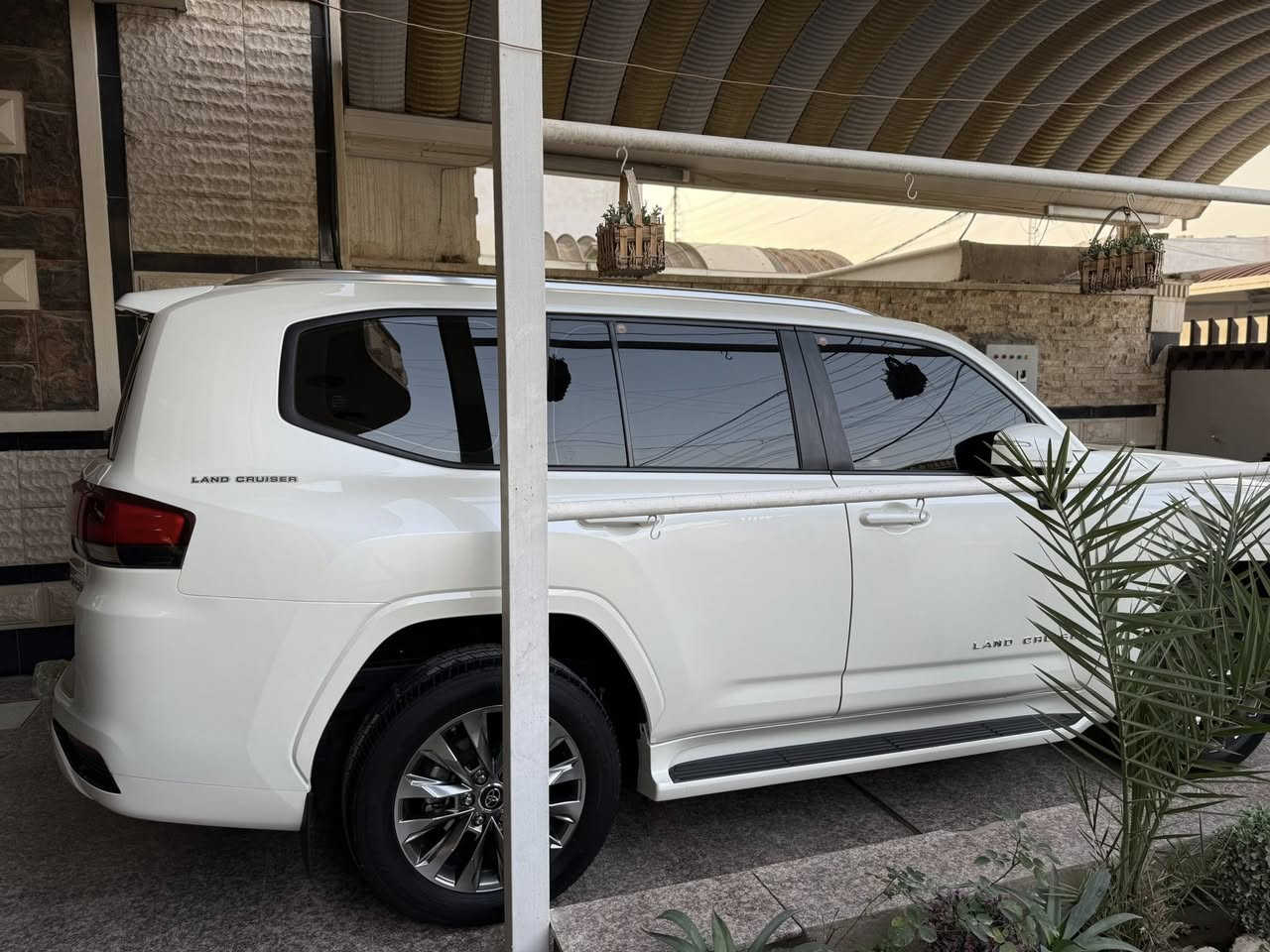 السلام عليكم للبيع لاندكروزر 2023 ساز اصلي رقم سليمانية ماشي 42 الف حقيقي مكينة 4000 تنفس طبيعي 

سيارة ساز اصلي تطبيق 3 شاشات حتى الإدامة مالتها كلها بالشركة سيارة كل عدتها موجودة السماعات وبصمات عدد اثنين  

سيارة بيها باج تضليل من المرور قبل أسبوع مسوينا وكذالك هزة جديدة 

سيارة مكفولة كفالة عامة من الصبغ الفتح البارد التبديل الخدوش حتى الدعاميات مكفولة من الفتح و الصبغ 

مواصفات السيارة 5 بصمات فتحة  صندوق خلفي كهرباء كشنات الامامية كهرباء كشنات جلد 7 راكب 3 قطع تبريد كشنات الامامية تدفئة كامرة خلفية مري قلاب حساسات امامية خلفية جانبية تشغيل عن بعد فوريل 3 شاشات اصل وباقي المواصفات المعروفة 

مكان السيارة بغداد 

رقم الهاتف ***********
