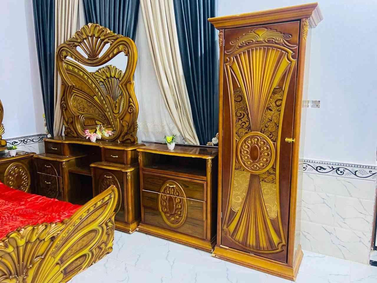 للبيع غرفة نوم توج خشب صاج عراقي حطاطه ثقيل شرط نضافه فول عنوان الرمانه البعبيد سعرها 975 وبي مجال 
***********
