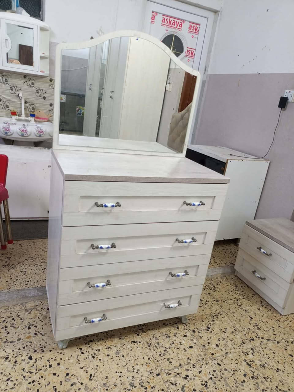 البيع الغرفه اثنينهم خمسه قطع السعر تصال عل رقم *********** *********** عنوان موصل حي التحرير
