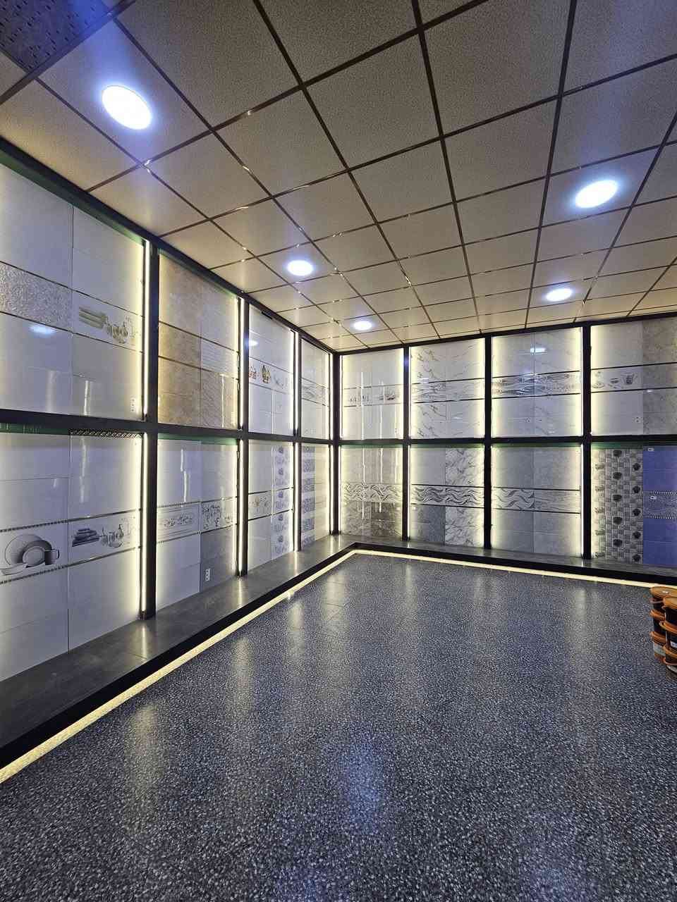 #السرحان_للديكور_والسيراميك 

كل أسبوع موديلات جديدة 

وجبة جديدة من السيراميك الجداري 
شركة برديس Paradise
 شركة أطلس Atlas
شركة فرح Farah
شركة مريم Mariam

🔹 القياس: 30×60
🔹 عجينة بيضة فول كواليتي 
🔹 قياسات مضبوطة 100%
🔹 نوع الاستخدام: جوكر (حمامات – جدران – مطابخ) 🛁🍽️
🔹 جودة عالية ولمسة فخامة لأي مكان 

موصل ناحية القيارة الشارع العام قرب السيطرة الشمالية 

*********** سفيان 
*********** سرحان 
*********** امجد ابو صالح
*********** اسامة
