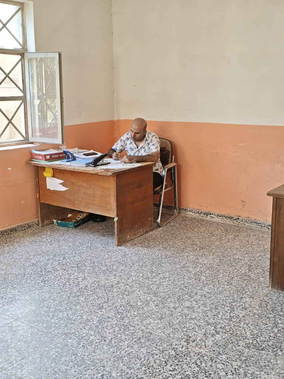 مركز صيانة الوحدة لقطاع أطراف الرصافة الجنوبي
.الملاكات الإدارية.. التخطيط المتقن لخدمة المواطن
✍️اعلام فرع الرصافة 7 حزيران 2026
منذ ساعات الصباح الأولى، تواصل ملاكاتنا الإدارية عملها الدؤوب خلف الكواليس، لتكون المحرك الحقيقي خلف كل إنجاز فني يلمسه المواطن في شبكة الكهرباء.
إن مهام الملاكات الإدارية لا تقتصر على تنظيم العمل، بل تمتد لتكون الركيزة التي تضمن تحسين الشبكة الكهربائية من خلال التنسيق الميداني الدقيق، توفير المواد والمعدات اللازمة في وقتها، وإدارة الجداول الزمنية التي تمكّن ملاكاتنا الفنية من إنجاز مهامها بكفاءة عالية.
إن التزامنا الإداري ينبع من حرصنا على أن تترجم كل خطوة ورقية أو تنظيمية إلى استقرار ملموس في خدمة الكهرباء. نحن هنا، نعمل بتكامل تام، لنضمن أن تكون خدمة المواطنين هي الغاية الأولى والوحيدة لكل جهودنا، إدارية كانت أو فنية.


**إذا كنت صاحب هذا الإعلان وتريد حذفه لأي سبب، رجاءا أرسل رسالة إلى الدعم الفني**