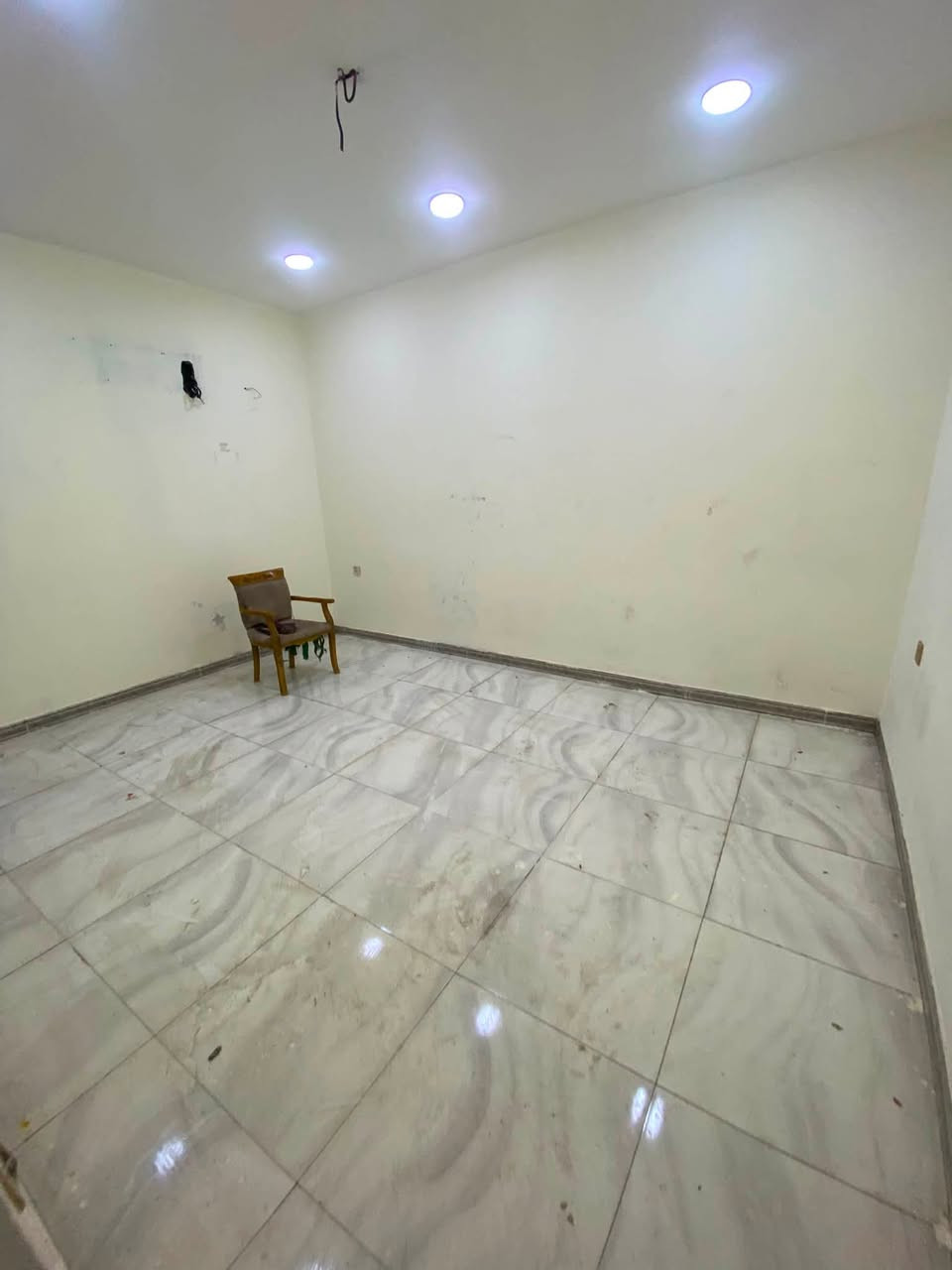 بيت للايجار مساحة 85 متر خلف مطعم اكليل الجبل
يتكون من الطابق الاول مدخلين صاله + مطبخ + غرفه نوم + حمام + منور
الطابق الثاني 2غرفين نوم + حمام 
بيتونه وبلسطح اكو غرفة سندويش مثل المخزن يعني 
والبيت بي خط انترنت وبي خط كهرباء 

سعره مليون 

للاسـتفسـار الاتـصال علـى الارقـام التـاليه  او زيـاره مكـتب عبدالله الرفيـعي السيـديه_شارع الضـباط_ مقابل مجـمع لحـوم جويـلي 

#مكتب-عبدالله-الرفيعي

***********

‏‭***********‬

‏‭+964 770 712 2380‬

━━━━━━━━━━━━━━━

#بيت #عقارات #منزل #بيع #وساطة_عقارية

#شركة #سيدية #بغداد #عراق

#عقارات_السيدية

#عقارات_الكرخ #ايجار_تجاري

#بنايات_سكنية

#عقارات_القادسية #عقارات_اليرموك #عقارات_المنصور

#عقارات_الحارثية #عقارات_الكاظمية #عقارات_الاعظمية

#عقارات_العطيفية #عقارات_حي_الجامعة
