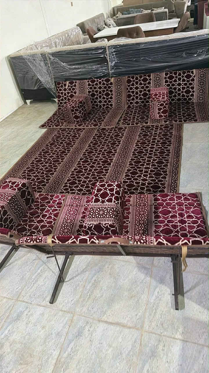 متوفر لدينه تخم 
وديوان 
وجلسه عربيه 
العنوان الديوم شارع 60
توصل على رقم ***********
