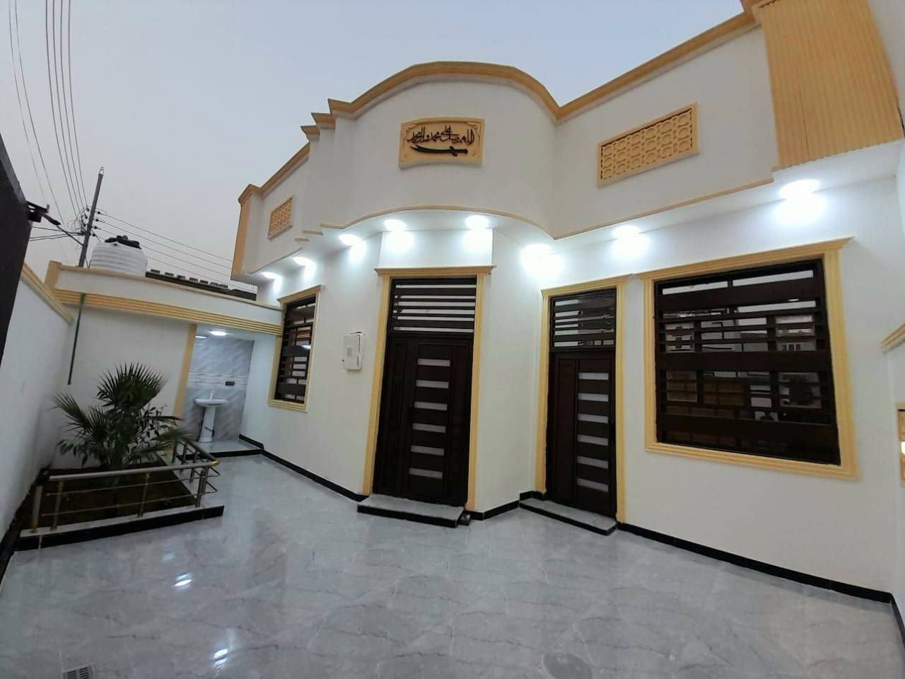 بسم الله الرحمن الرحيم اسعد الله اوقاتكم احبتي يتوفر لدينا بيت للبيع طابو زراعي عراقي يتكون من 3غرف وديوان وصاله ومطبخ وصحيات وكراج كافه الخدمات ماء كهرباء مدارس شارع 10 متر عنوان البصره ابو الخصيب كوت ثويني سعر 130 وبيه مجال ***********.    ***********
