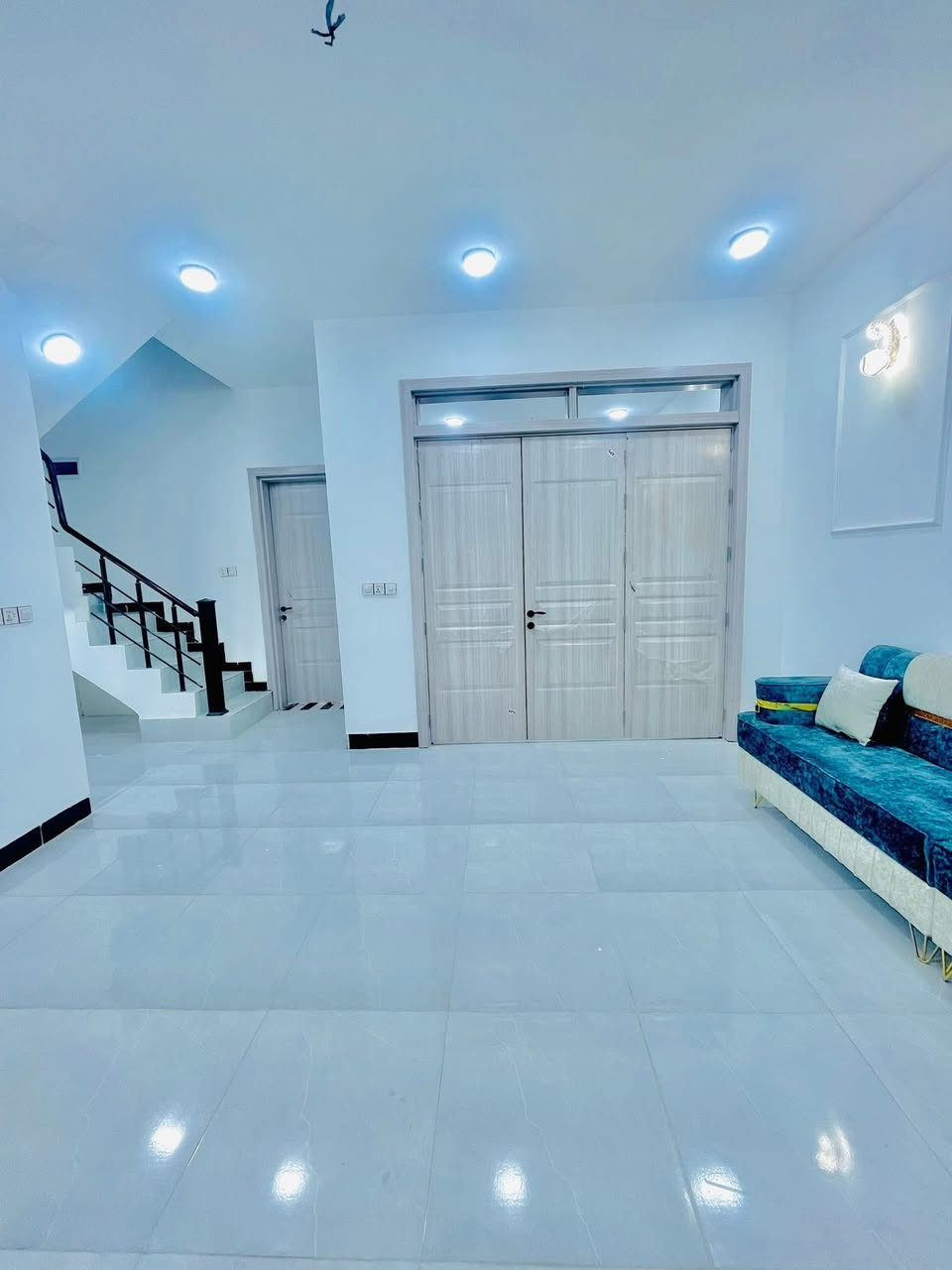 بيت للبيع 130 متر موثثثً

يتكون من غرفتين نوم 

وصاله ومطبخ واستقبال 

مكانه 

حي ميسان شارع ٦٠ قرب سكله الكرعاوي 

لاستفسار 

***********واتساب
