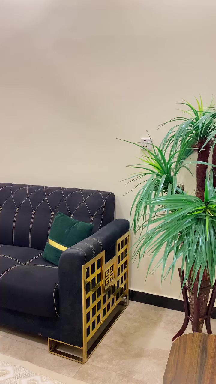 ديوان تركي للبيع قياس 6 متر 8 مقاعد نضيف وقوي من الحافظ الي  بالكراده شتريته بمليون و200 ابيعه بـ 600 وبي مجال 

للاستفسار ***********
