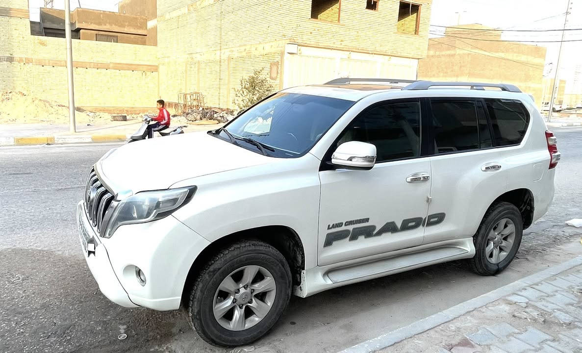 برادو موديل 2011  كويتي فول مواصفات  رقم بغداد انكليزي بأسمي شخصياً مواصفات فور ويل 6 سلندر فتحة كامرة حساسات شاشة لايت زنون تحكمات ثلاجة اسبير تعليك وبعد بيعها مواصفات 
سيارة بيها صفحة صبغ بدون حادث 
اثر تخريب 
مكان السيارة محافظة كربلاء قرب الدرة 
هـ/***********
السعر/230  وبيها مجال 
سيارة نظيفة جداً احلى من الصور
