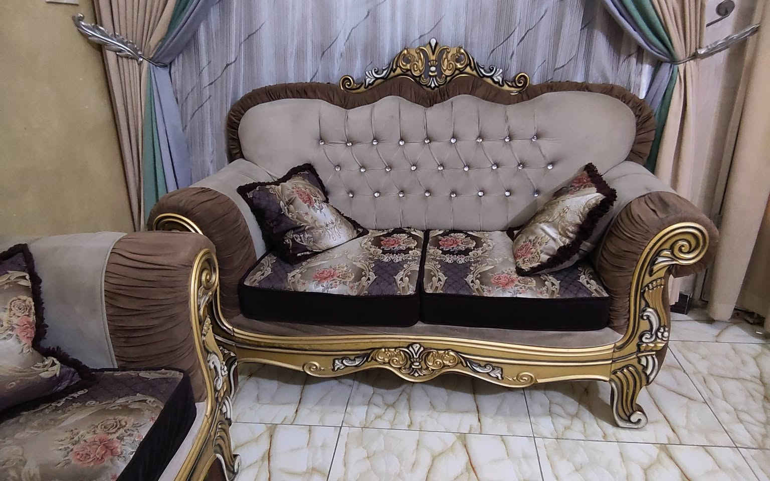 تخم 10 مقاعد عراقي  درجة اولى سعر ٥٠٠ الف مع فاترينة ١٠٠الف  وميز تلفزيون ٢٥الف 
موقع بغداد الشعب شارع الصحة
للتواصل رقم ***********
