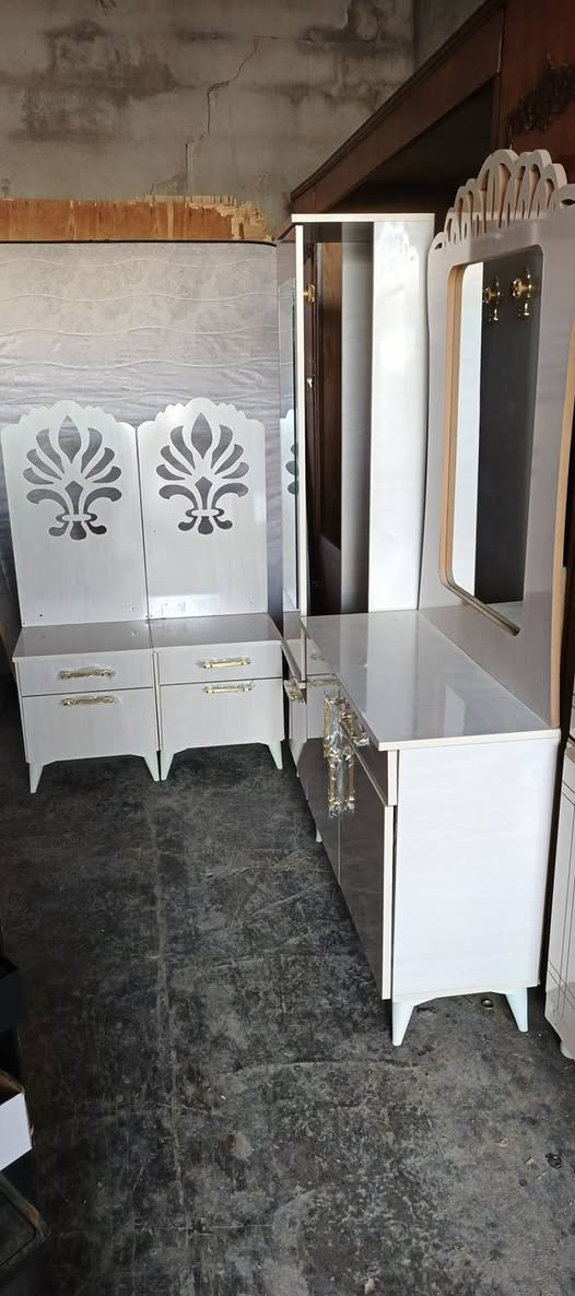 غرفة نوم اخو الجديد مستعمل شي قليل 
قطعتين لاتفصيخ ولاشد شغل عراقي
دوشك نفرين اسفنج عالي 
تفاصيل الغرفة داخل صور 
شراي ***********
#جلولاء سوق السبت مجاور الكراج👍
يوجد خدمة توصيل داخل جلولاء فقط 🚚🚚
