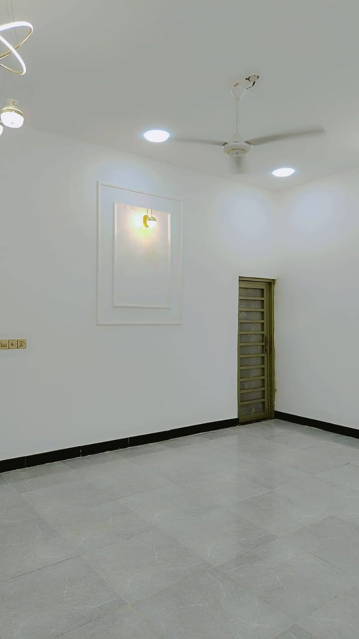 يتوفر لدينا بيت للبيع في أبي الخصيب حمدان يقع في سوق حمدان مساحه البيت 200مترطابو زراعي عراقي راعي الأرض عراقي موجود سند 25 يحتوي على 2غرف منام اوصاله اوديوان ومطبخ وكراج بناء جديد شغل درجة والى جميع الخدمات منطقه ممتكامله شارع 8متر قريب من مدرس اوقريب على شارع رئيسي مال أبي الخصيب السايدين الجو بيت جاهز من كلاشي سعره 135وقابل للتفاوض إلا ستفسار رقم الهاتف فقط ***********
