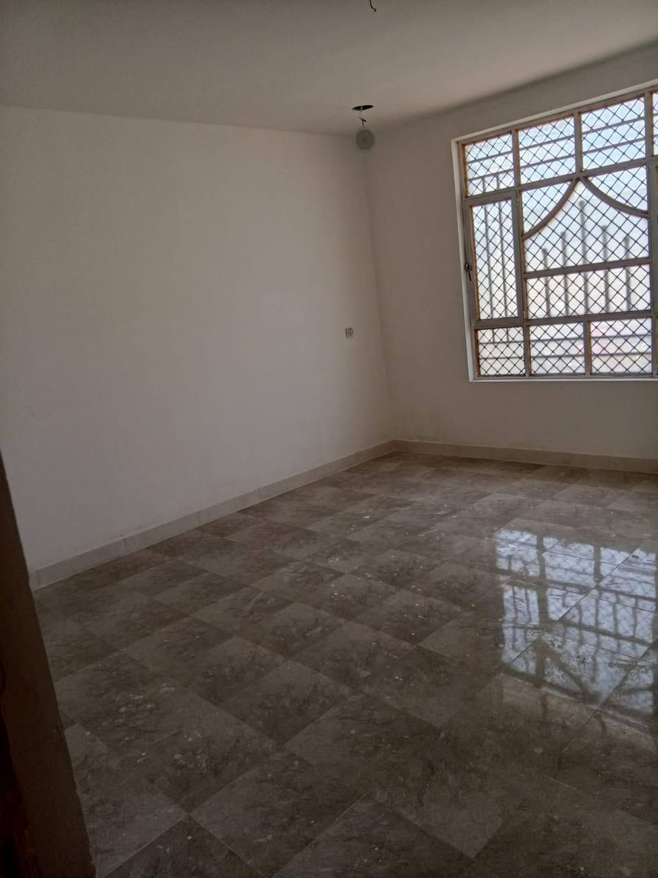 100م  طابوق مسلح  حي البساتين حي السلام  شارع ابو فلاح قرب مولده ياسر  غرفتين  صاله مطبخ مع خدمات ومنور وترك حديث  يباع قسط ونقد  السعر75  للاتصال***********
