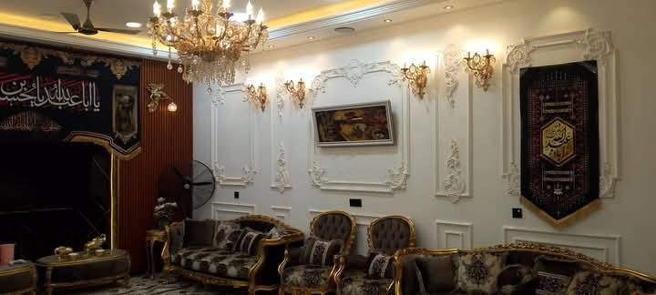 🏠 دار ركن حديثة للبيع - كوت (حي الحكيم الأولى)
فرصة مميزة للسكن الراقي في موقع استراتيجي على شارع "گاله" الرئيسي مباشرة.
📐 تفاصيل المساحة والبناء:
المساحة: 470 متر مربع (ركن).
نوع البناء: طابوق كامل، سقف صب كونكريت.
التشطيب: أرضيات وجدران سيراميك، ديكورات حديثة، السطح "شتايگر".
الحالة: بناء حديث ونظيف جداً (أجمل من الصور).
📋 تقسيم الطوابق:
الطابق الأول:
3 غرف نوم + هول داخلي.
صالة استقبال واسعة.
مطبخ مجهز.
مجموعات صحية كبيرة (داخلية وخارجية).
گراچ واسع + حديقة + جلسة خارجية مميزة.
الطابق الثاني:
3 غرف نوم إضافية.
هول واسع + صحيات.
📍 الموقع والخدمات:
العنوان: واسط - الكوت - حي الحكيم الأولى - شارع گاله الرئيسي (ركن).
نوع العقار: طابو زراعي مرقم.
💰 السعر:
180 مليون دينار عراقي (قابل للتفاوض).
 للاستفسار والتواصل:
***********
***********
