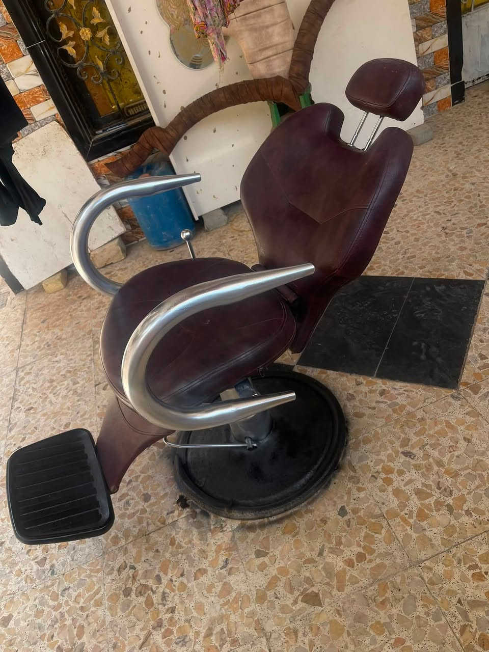 كرسي حلاقه نضيف ما نقصه شي نضيف 90وبي مجال بصيط مكاني بصره حيانيه***********
