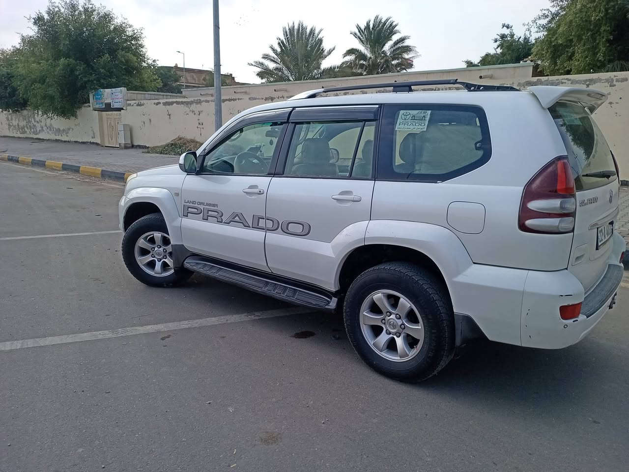 اللهم صل على محمد وآل محمد
برادو ابيض صدفي خليجية، موديل 2008 محرك 2700 اربيل مكفوله من الحادث أو الصبغ. االسونار مرفق. مراوس ببرادو 10 أو 11 أو 12 وما نختلف عالفرق أو بيع.

تبريد 3 قطع، التدفئة شغاله مع تدفئة أسفل الكشنات.
تخم تاير جديد مع حدادية، كشن مخمل، ارضيه كاربد بلاد، جرس 120،  ترحيب مع اناره داخليه عند قفل السيارة أو فتح السنتر لوك. كهربائيات كاملة مصابيح أسفل الدشبول واسفل الكشنات عند فتح وقفل السيارة.
محرك. كير بالشرط.

((السيارة بأسمي استخدام شخصي من المدرسة للبيت ومن البيت للمدرسة على قدر الدوام فقط.))
((السعر المطلوب 185 قابل للتفاوض)) 
بيها جراد بالقمارة قليل لكن بالصورة مبين كثير ومن جهة باب الصدر من اشتريتها الجراد بيها موضح بالصور صار سنتين عندي السيارة خير من الله.

***********
