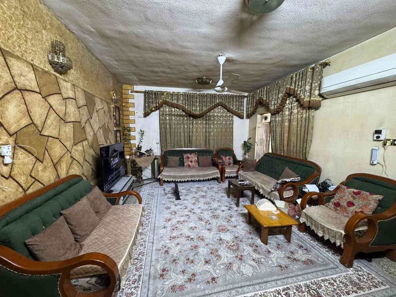 السلام عليكم
بيت 300 متر بصف الركن شارع 15  للبيع طابقين 
الطابق الاول يحتوي على استقبال وصاله ومطبخ وغرفه نوم وحمامين والطابق الثاني يحتوي على غرفتين نوم ومخزن وحمام وسطحين العنوان شهداء البياع شارع المضخه الثاني من افضل مربعات شهداء البياع للاستفسار الاتصال واتساب او خاص على الرقم ***********
