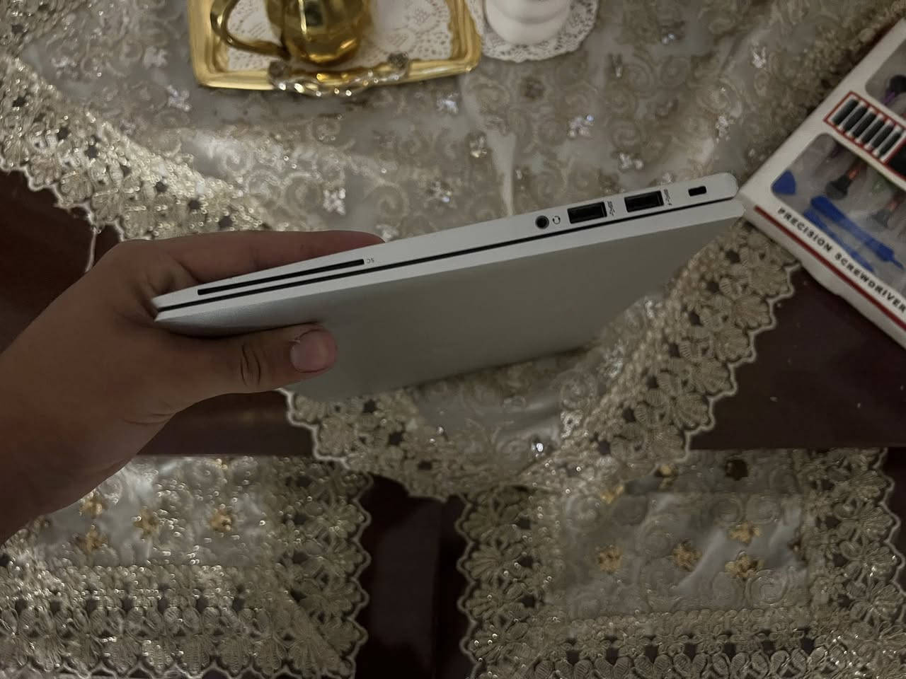 🔥 يعادل i5 الجيل الحادي عشر 🔥
🔥 للبيع HP EliteBook 835 G7 🔥

📌 المواصفات:
- Ryzen 5 PRO 4650U (6 كور 🔥)
- رام 8GB DDR4
- SSD 256GB سريع
- كرت شاشة Radeon
- شاشة 13.3 إنچ FHD
- Windows 11

🔐 الأمان:
- بصمة إصبع
- بصمة وجه
- قفل رمز

📊 الأداء:
جهاز سريع جداً مناسب للشغل والدراسة والبرمجة

💎 الجهاز نظيف وكلشي شغال 100%

💰 السعر:370الف)
📍 المكان: (بغداد)

📞 التواصل خاص
***********
واتساب موجود هم
