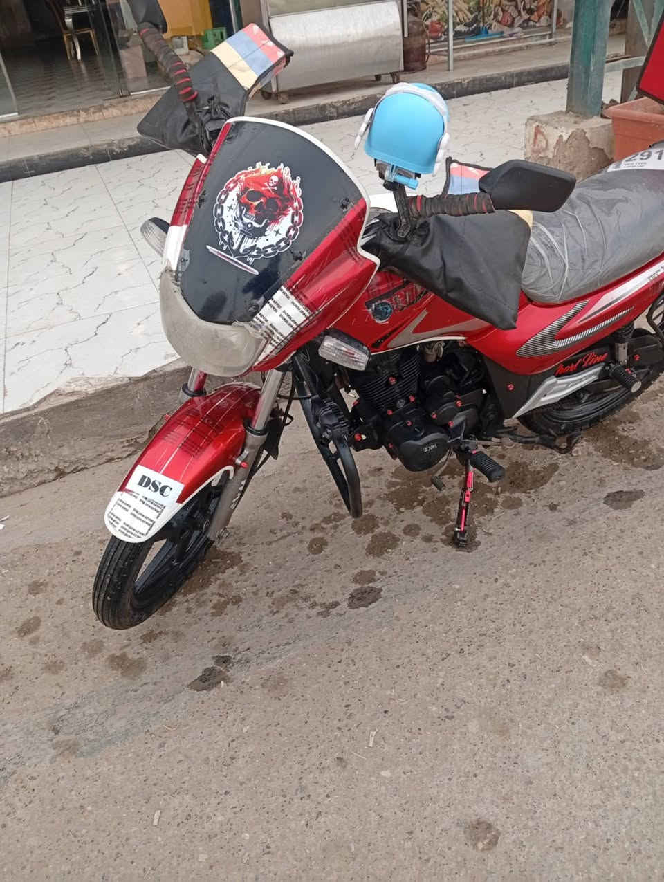 للبيع
.
.
سايم ١٨ مسجل كامل لوحات وسنويه رقم نگليزي مال جناي الموطور  نضيف بمعنئ الكلمه تحويل ثاني يوم تايرات جدد زنجيل جديد لكابريتر مال سايم جديده زنون   + زنون بومه سعر...... ( مليون و ٥٠٠)  رمادي ***********
