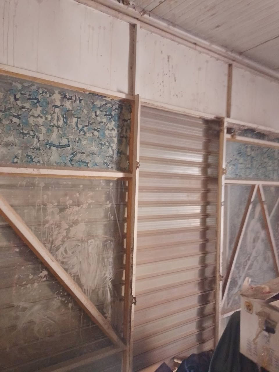 السلام عليكم يوجد كرفان محل للبيع طوله 5 متر وعرضه3  مع جام خانه كبنك وباب حديد مكاني بغداد الامين الثانيه والسعر خاص ***********
