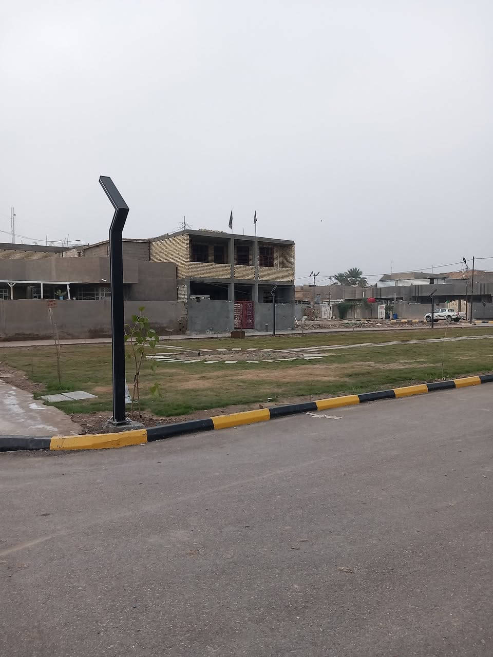 منزل لبيع مساحة ١٢٠ متر مربع طابو صرف شارع ومنتزه امام الدار العنوان واسط ناحية تاج الدين ع باقي شي بسيط ويكمل يعني حسبة ١٠ مليون ٣ غرفة نوم استقبال مع مطبخ مفتوح على الصالة ٣ حمامات وتكرمون ١ توليت طارمة سعر المطلوب ١٠٠ مليون قابل للتفاوض الاستفسار الاتصال برقم وتساب *********** وتساب فقط
