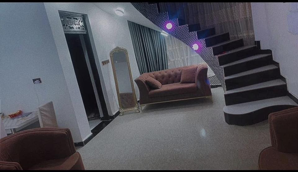 يت للبيع مساحته٢٦٠م  واجهيه 10بناء حديث سنة٢٠٢٢ يتكون من غرفتين وصاله واستقبال كبير ومناور اثنين ومطبخ وصحيات داخليه وخارجيه وصاله فوك كامله عوزها نواقص قليله وكراج كبير وحديقه البناء عكاده والاساس والدرج صب  واجهيته ملبوخه كامله عالي عن الشارع ماناقص اي شي مكانه شارع مستشفى الحسين للاطفال نهايته ع جهه الجلبيه قرب الفلكه اول فرع بصف الكوفي الاستفسار اتصال ع صاحب البيت ***********
