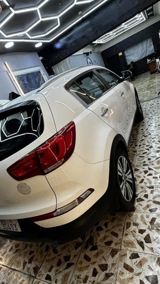 السلام عليكم 
سبورتج2015 وكاله الدويله فول 1/1 بنراما خمسه ويل كب داخل جلد كشنات تدفئا تبريد حساس امامي خلفي كامره
مكينه (2400) ماشيه 65 الف كيلو متر السياره مكفوله من الصبغ بيها مكانات بارد بسيط هسه جديده تخم تاير جديد السياره جديده على وضع الشركه رقمي *********** 
السعر 160 وبيها مجال
