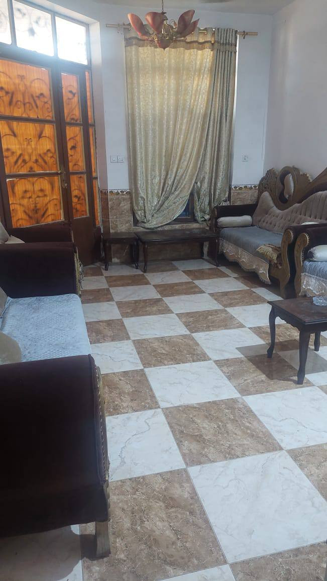 دار معروض لبيع  عنوان هيت حي خضر  قرب بيت كدر  يحتوي بيت على غرف 2و فوق 1 ديوانيه ومطبخ وصال يحتوي على صحيات داخل و خارج  مساحة بيت 200الاستفسار على رقم ***********
