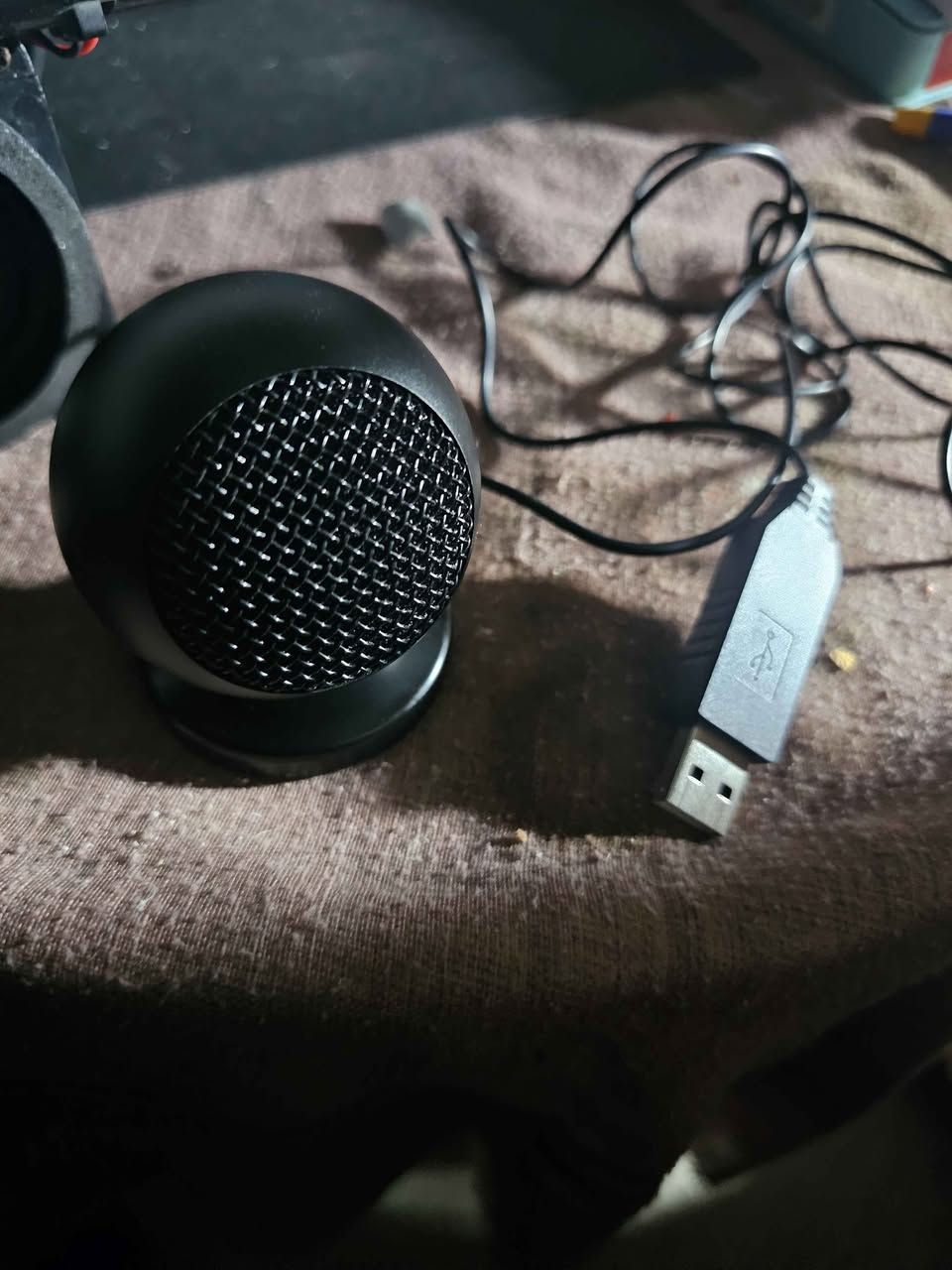 هذا الجهاز عبارة عن ميكروفون مكثف مكتبي بمنفذ USB مصمم للاجتماعات والألعاب، والدردشة.

يتميز الميكروفون بنمط التقاط صوتی شامل الاتجاهات  بزاوية 360 درجة، مما يسمح له بالتقاط الصوت من جميع الاتجاهات بوضوح

يأتي بتصميم سهل التوصيل والتشغيل (Plug and Play) مع قاعدة معدنية دائرية لتثبيته على النجف, العراق


**إذا كنت صاحب هذا الإعلان وتريد حذفه لأي سبب، رجاءا أرسل رسالة إلى الدعم الفني**