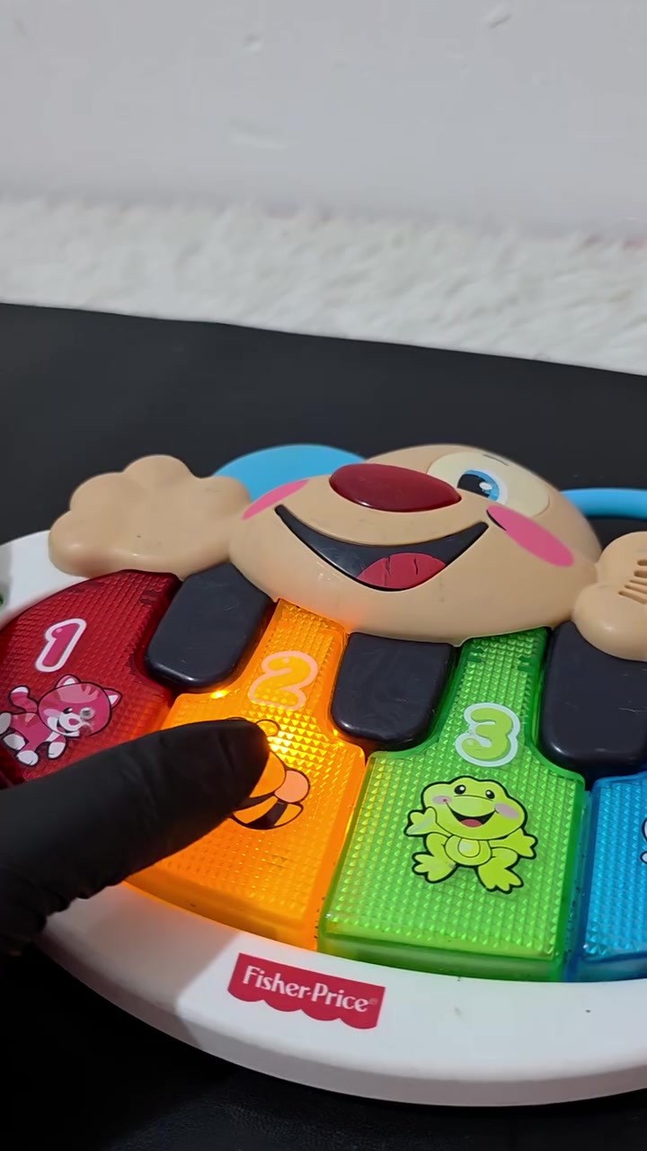 بيانو الجرو التعليمي (Fisher-Price Laugh & Learn Puppy's Piano) من إنتاج شركة فيشر برايس
 الشهيرة 
.المواصفات والميزات الرئيسيةالشركة المصنعة: Fisher-Price.العمر المناسب: مصمم للرضع والأطفال الصغار (من عمر 6 إلى 36 شهراً تقريباً).
طريقة العمل: يحتوي على 4 مفاتيح موسيقية مضيئة، حيث تومض الإضاءة بالتزامن مع الموسيقى والأغاني عند الضغط عليها أو عند الضغط على أنف الجرو.أوضاع اللعب
: يتضمن 3 أوضاع تشغيل مختلفة تشمل (التعلم، الموسيقى، والتعلم الثنائي "Bilingual" بالإنجليزية والإسبانية).
الأهداف التعليمية: يساعد الطفل على فهم العلاقة بين السبب والنتيجة، ويعلمه الأرقام (1-4)، الألوان، أسماء الحيوانات وأصواتها (القطة، النحلة، الضفدع، والطائر).


**إذا كنت صاحب هذا الإعلان وتريد حذفه لأي سبب، رجاءا أرسل رسالة إلى الدعم الفني**