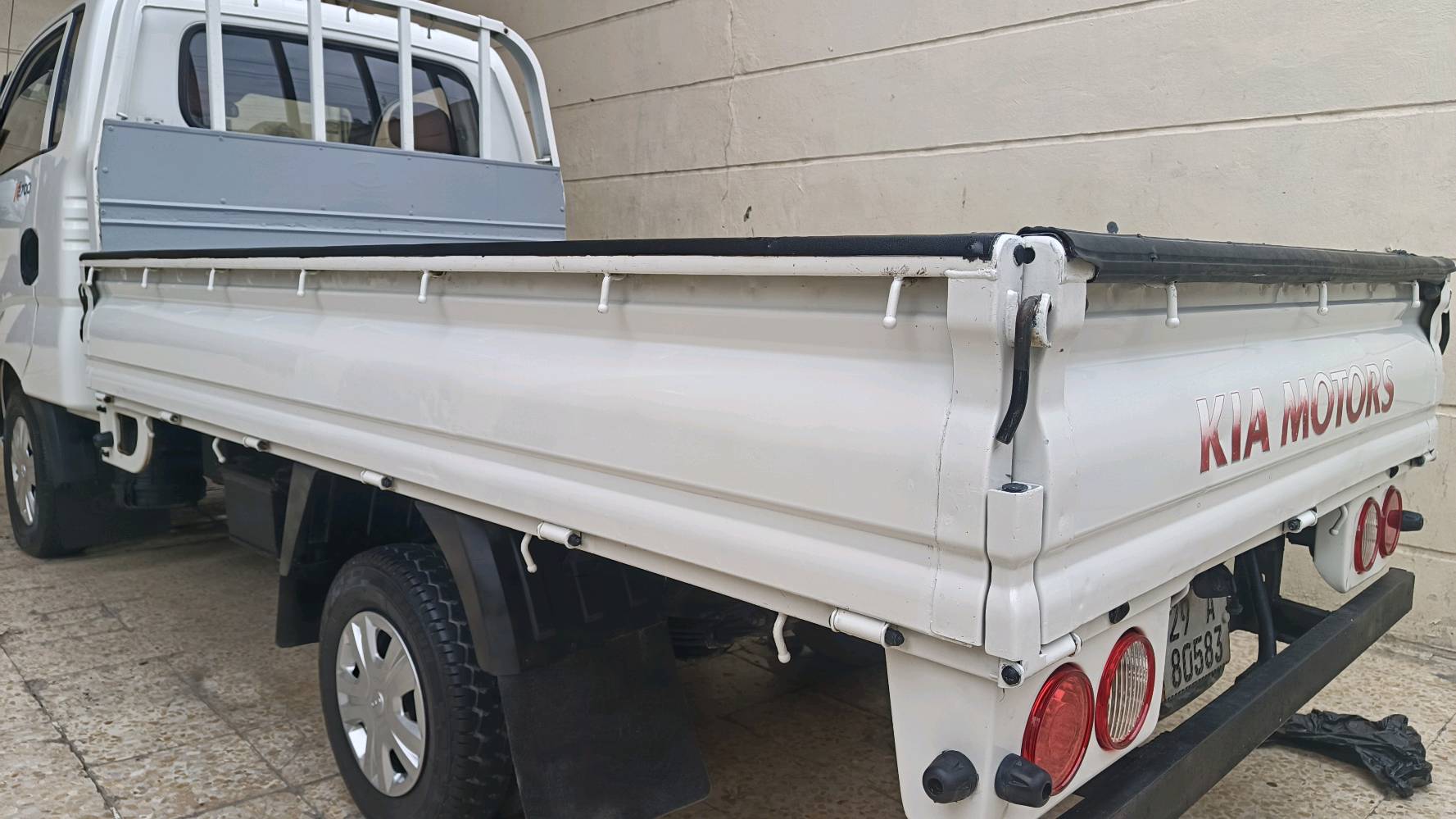 كيا بنكو موديل 2019 محرك 2700 مفتوح 
مكفولة كفالة عامة من ضربة وكص وصبغ وتبديل صبغ دوسات فقط 
محرك كير اكسن مكفول 
شاصي مكفول 
تخم تاير امامي خلفي جدد 
جاهزة من كل النواحي 
رقم واسط انكليزي تحويل مباشر 
السعر 120 $ وبي مجال 
مكاني بغداد مدينة الصدر الاورفلي 
رقم الهاتف ***********


