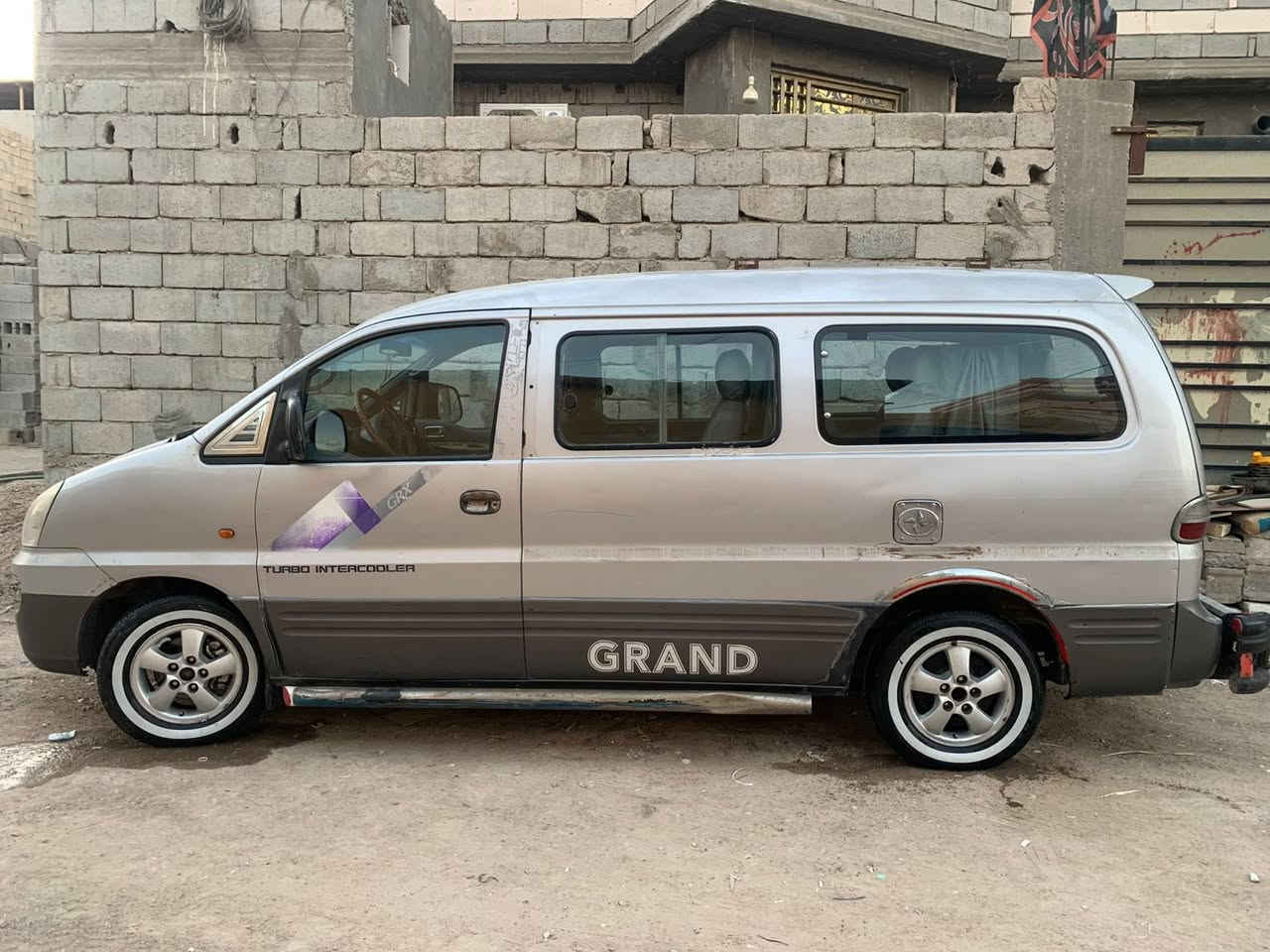 السلام عليكم
ستاركس هيونداي 2005 أصل سياحي مكينه مفتوح كير عادي حداديه كفاله اكسل كفاله شاصي كفاله بدون تعمير رقم أنكليزي تم تحوليه قبل فتره قليله البصرة  تخم تاير جديد دواخل نظيفه جداً السيارة اكفله ألك بدون أي تعميرر بيبان تكمة كله بلادي أصل سياحي السعر 66 وبيه مجال 
للاستفسار الاتصال على هاذ الرقم 
***********
