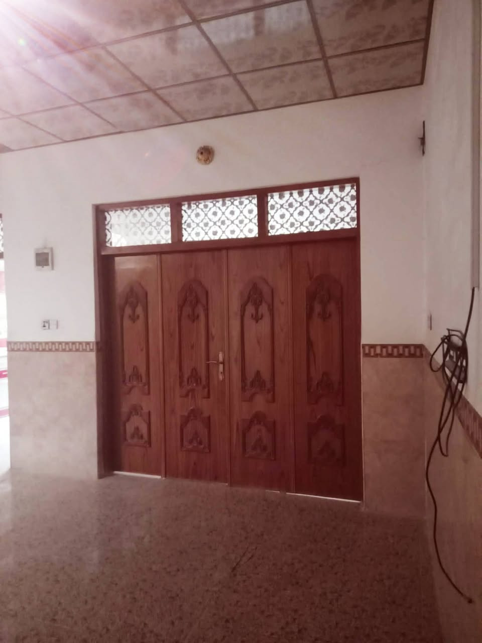 مكلفة بالنشر....
🏠 للإيجار – بيت في شارع المطار القديم قرب حسينية يعسوب الدين
غرفتين + صالة + مطبخ + استقبال
صحيات داخلية وخارجية
أرضيات سيراميك، كاونتر مرمر، مطور ماء، مراوح سقفية، مبردة
موقع ممتاز وقريب من العيادات والخدمات
💰 الإيجار: 250,000 شهرياً
📞 للتواصل: *********** – سيد ضياء
