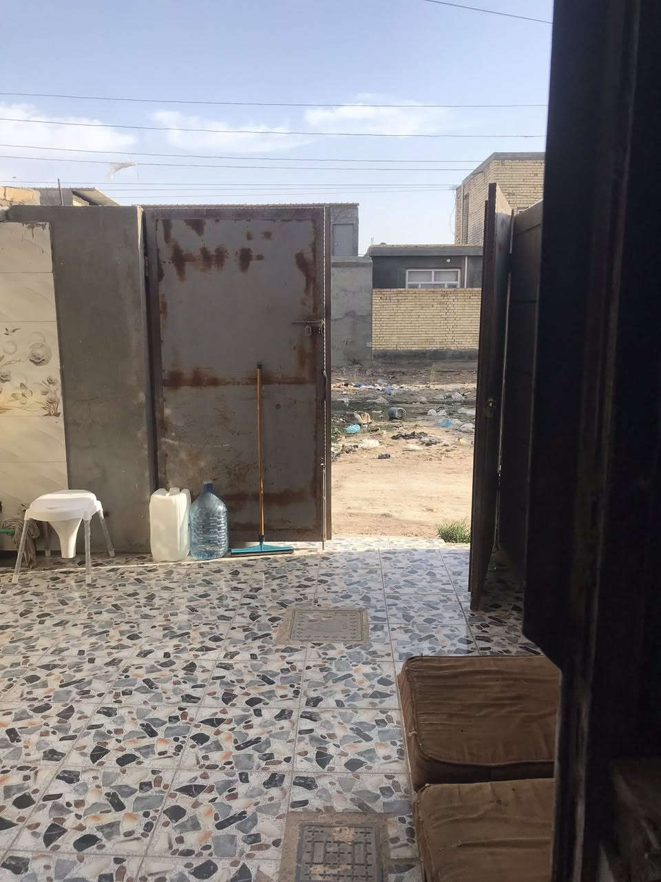 مشتمل البيع مساحه 110 واجه 6ونزال 18 مكان حي الاسرى الزراعي داخل الفرع الي مقابيل ماركت محمد سياب فرع ثاني طابقين
 طابق الاول متكون من طارمه وصحيات واستقبال وصاله وغرفه وحمام 
طابق الثاني متكون من صاله وغرفه واسعه جدًا وسطح 
طابق الثالث سطح وبيتونه 
السعر مناسب 
الاستفسار ***********
