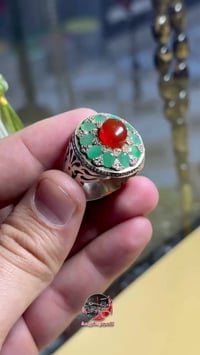 خاتم فضة عمل يدوي متقن جدا متوج بعقيق يماني برتقالي و 10 حبات من الزمر...