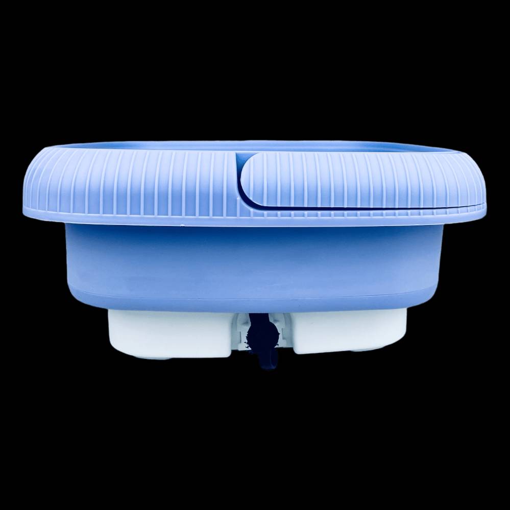 غسالة ملابس محمولة صغيرة الحجم بلون أزرق، تتميز بتصميم مدمج يناسب السفر والاستخدام السريع. توفر خيارات زمن مختلفة للطحن من دقيقة إلى عشر دقائق. مثالية لتجفيف الكميات الصغيرة من الملابس بسهولة.